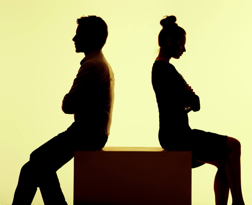 Pareja enfadada mostrando indiferencia