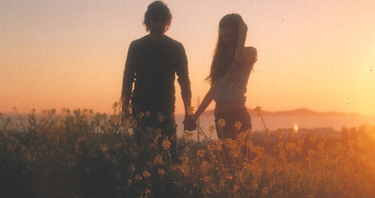 pareja joven en el campo