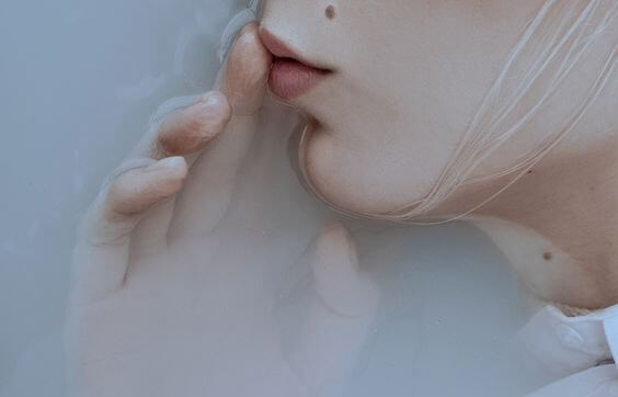 Mujer pensando en dejar de hablar a su pareja