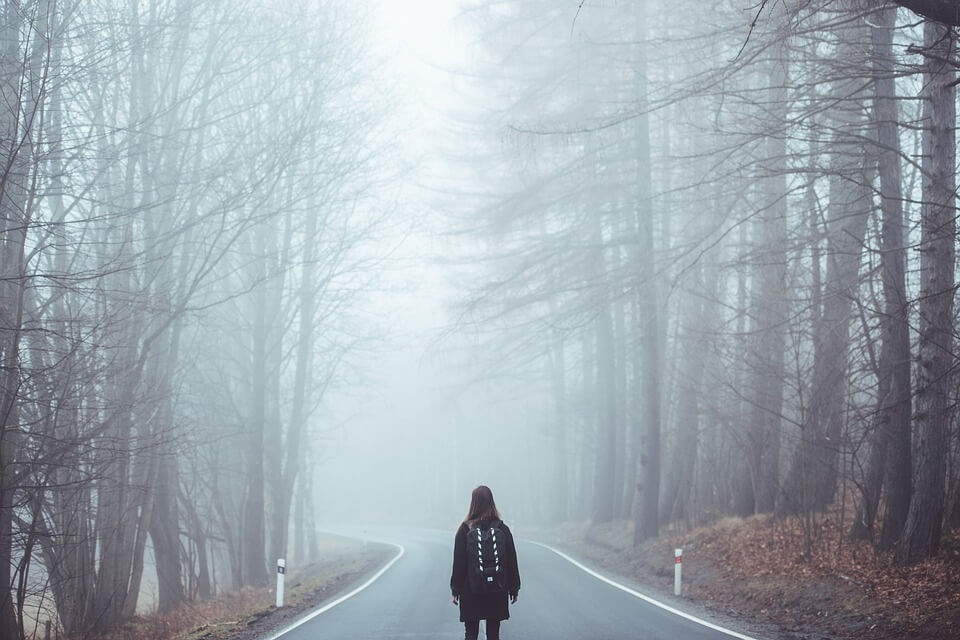 Mujer caminando siguiendo a su intuición