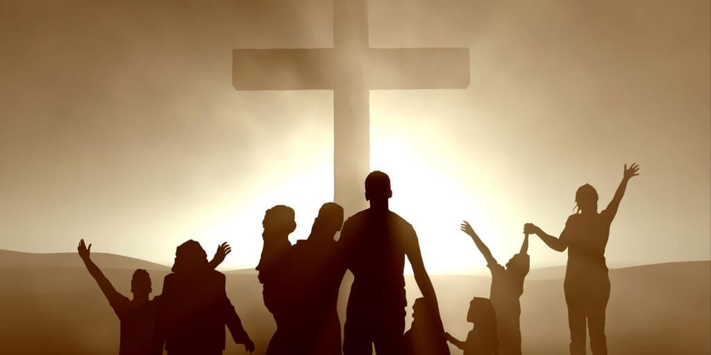 Personas cristianas con una cruz