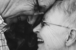 Personas mayores mirándose a los ojos felices