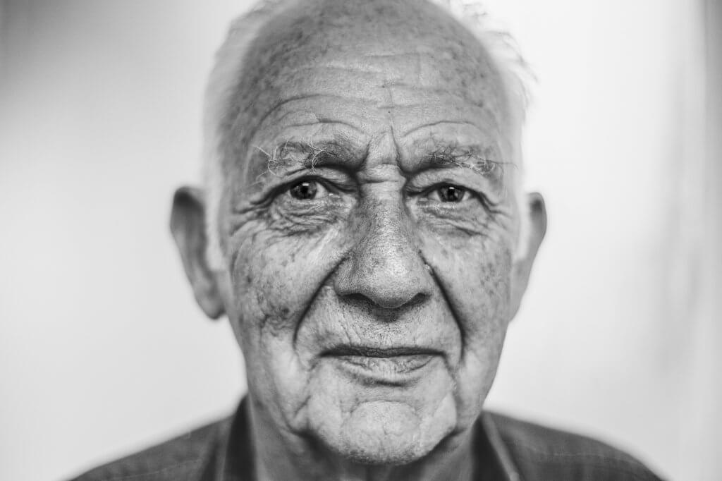Rostro de un hombre mayor