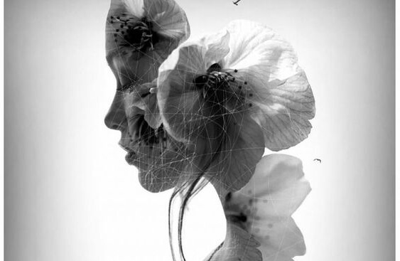 rostro femenino recortado en flores