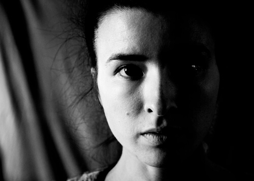 Rostro de mujer con heminegligencia