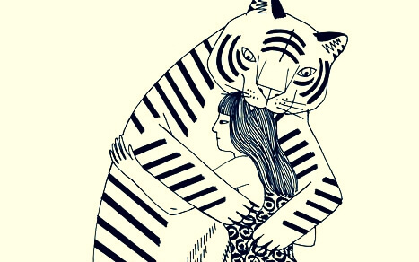 tigre mordiendo la cabeza de una chica