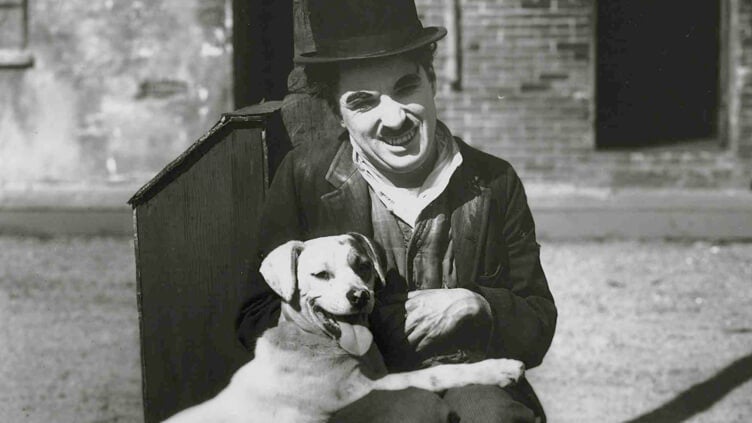 Charles Chaplin con un perro