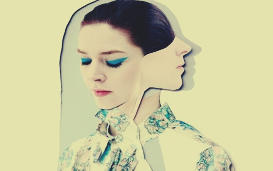 chica con sombra de ojos azul que piensa lo que haces