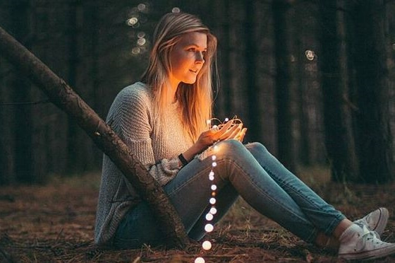 chica en el bosque con hilo de luz intentando solucionar los conflictos