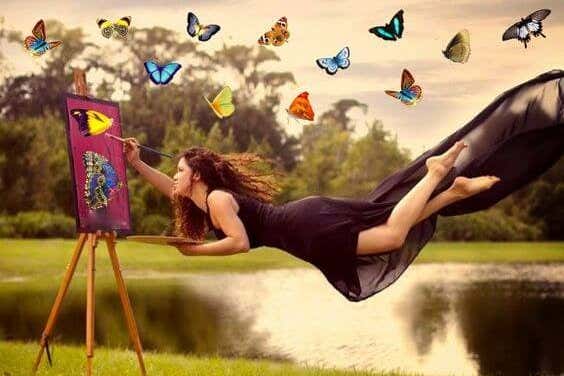 chica pintando mariposas representando la ley del mínimo esfuerzo