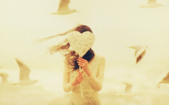 chica que sostiene un corazón aprender a restar