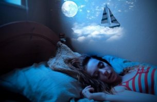chica con somniloquia soñando con un barco
