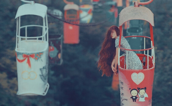 chica subida a un teleférico aprender a restar