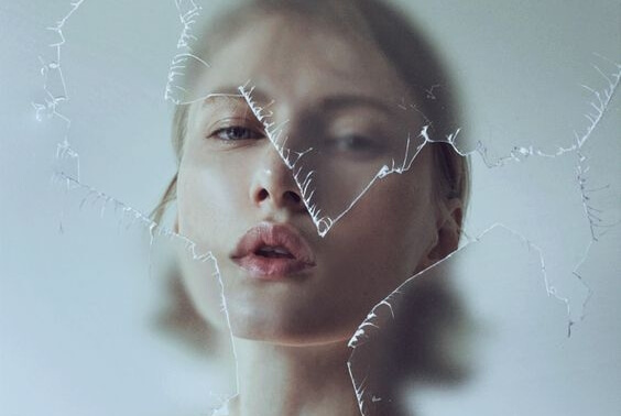 chica tras cristal roto que sufre resaca emocional