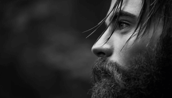 Chico con barba representando el sufrir sin que nadie lo note