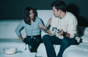 Chico con adicción a los videojuegos