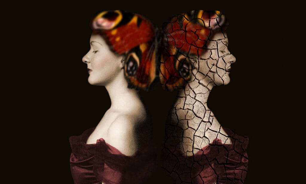 Mujer dando la espalda a la proyección de su sombras