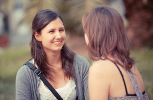 Dos mujeres hablando sobre la teoría de la atribución