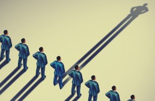 Fila de hombres donde sobresalen las personas autoritarias