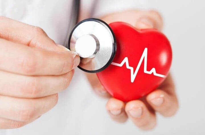 Fonendoscopio midiendo frecuencia cardíaca