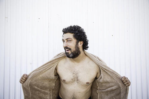 Hombre exhibicionista abriendo su abrigo