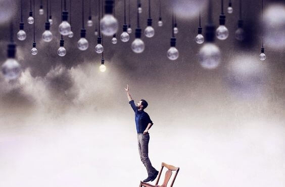 hombre alcanzando perillas de luz representando a la persona práctica