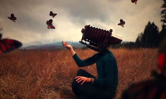 hombre con cámara en la cabeza representando la teoría de Winnicott