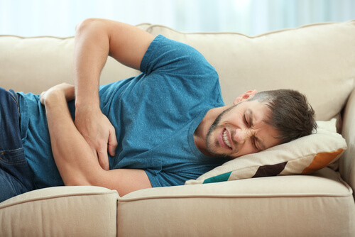 Hombre con dolor estomacal