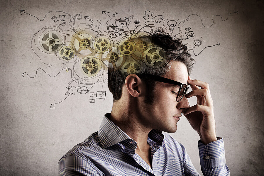 Hombre con gafas pensando