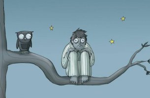 hombre con insomnio sobre un árbol por no poder dormir