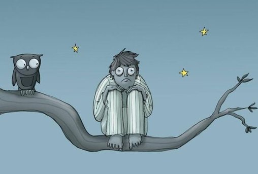 hombre con insomnio por estrés sobre un árbol