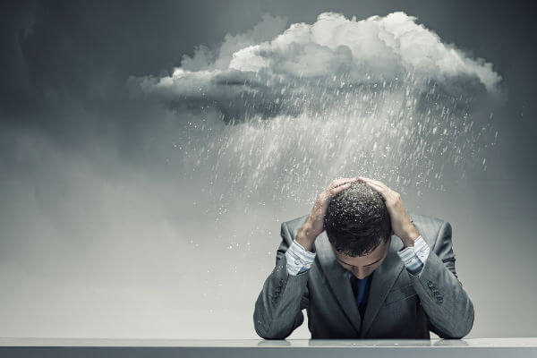 hombre con nube y lluvia pensando en practicar el firewalking