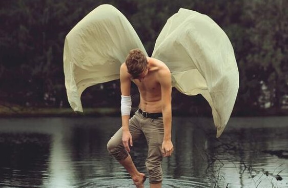 hombre con sábanas a la espalda representando la ley del mínimo esfuerzo
