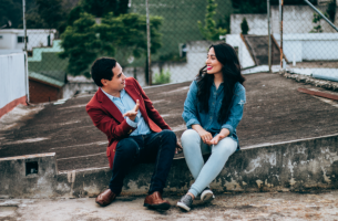 Hombre creando expectativas sociales de una mujer