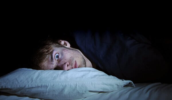 Hombre intentando dormir