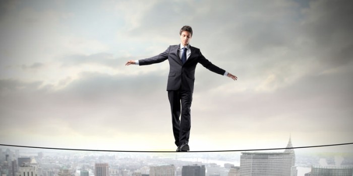 hombre sobre una cuerda representando la filosofía de Slavoj Žižek