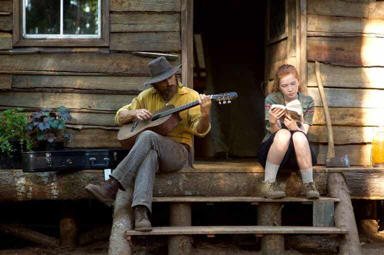 Hombre tocando la guitarra con su hija