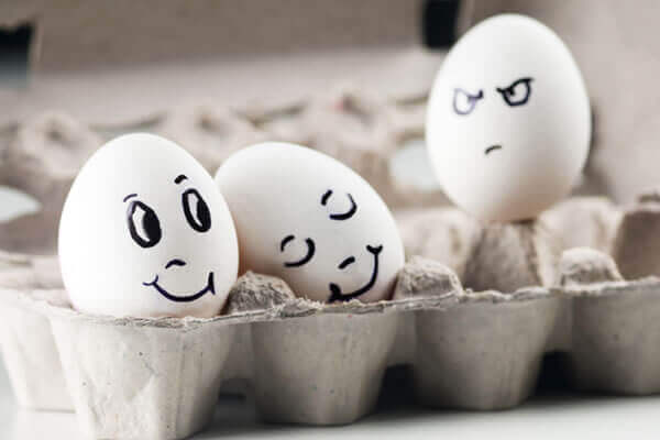 Huevo envidiando a una pareja de huevos