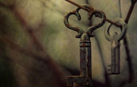 llaves representando el peso de las deudas relacionales