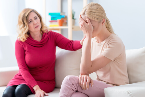 Madre criticando a su hija adulta como ejemplo de mom shaming