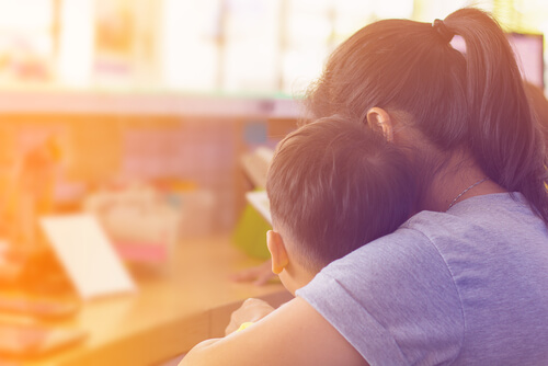 Madre explicando a su hijo cosas sobre el colegio