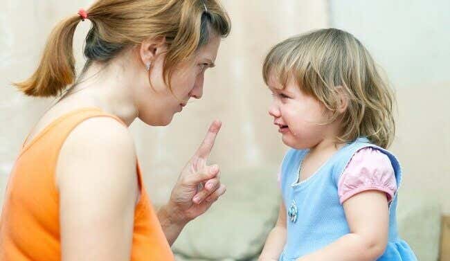 Madre hablando mal a su hija