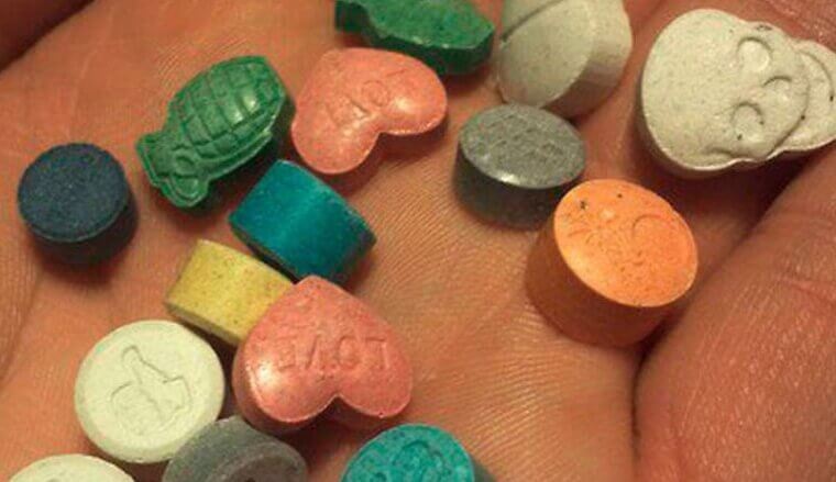 Mano cons pastillas de éxtasis