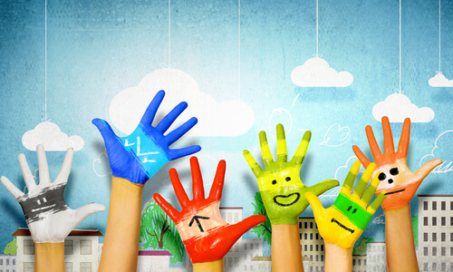 Manos de niños pintadas