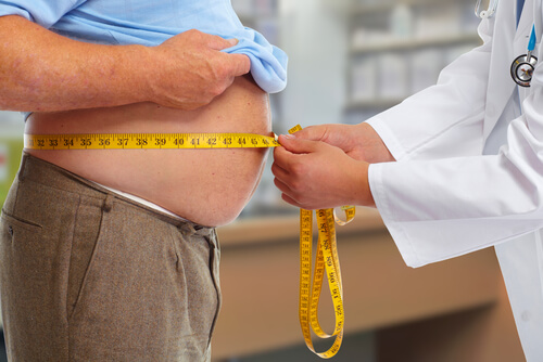 Médico tratando a un paciente con problema de obesidad y apnea del sueño