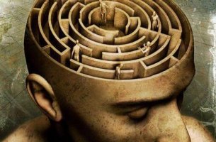 Mente de un hombre en forma de laberinto representando el constructivismo