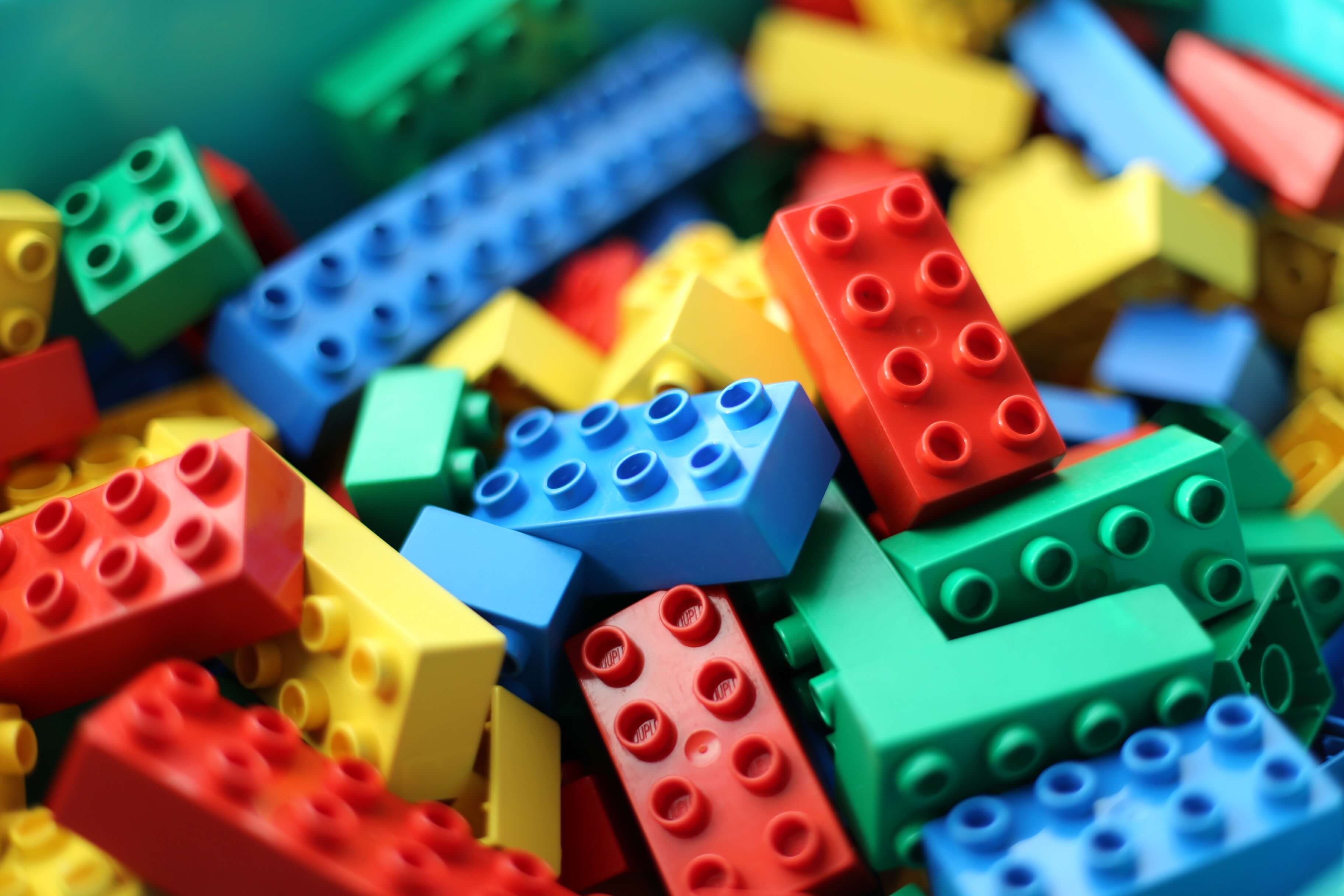 Muchas piezas de lego juntas