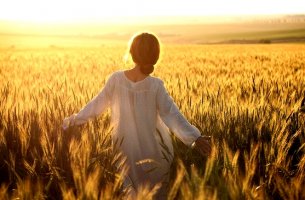 Mujer caminando por el campo pensando en las leyes del ikigai