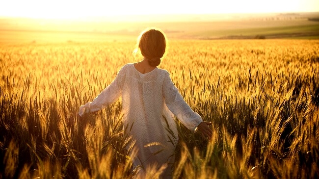 mujer caminando por el campo para vencer la depresión
