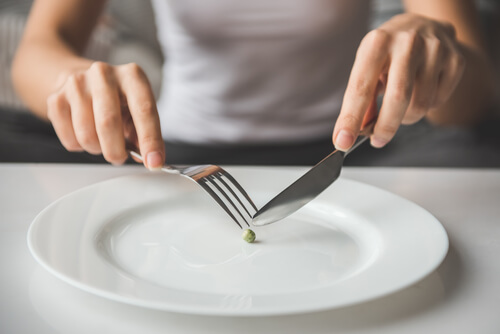 Mujer comiendo un guisante